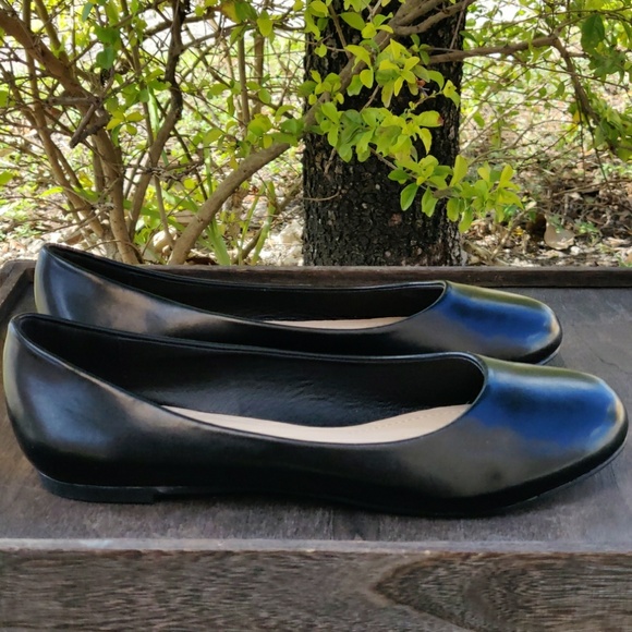 Pierre Dumas Classic Black Round Toe Ballet Flats - Picture 2 of 5